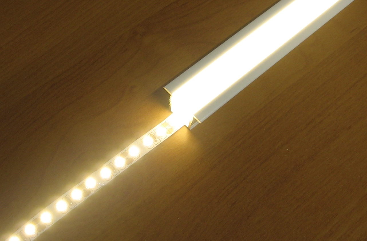 Głęboki profil LED świecenie