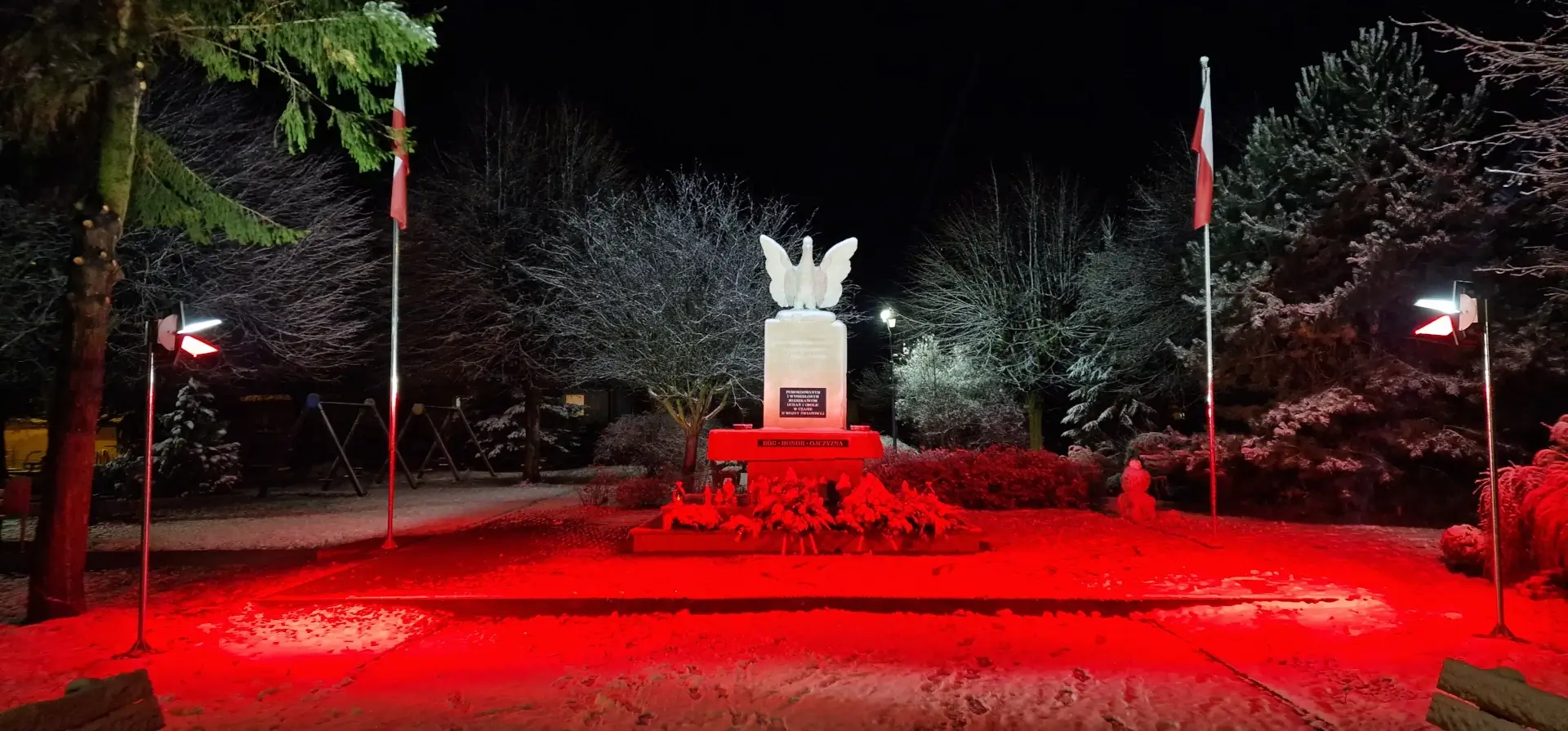 Oświetlenie pominika w Uchaniach. Barwy narodowe