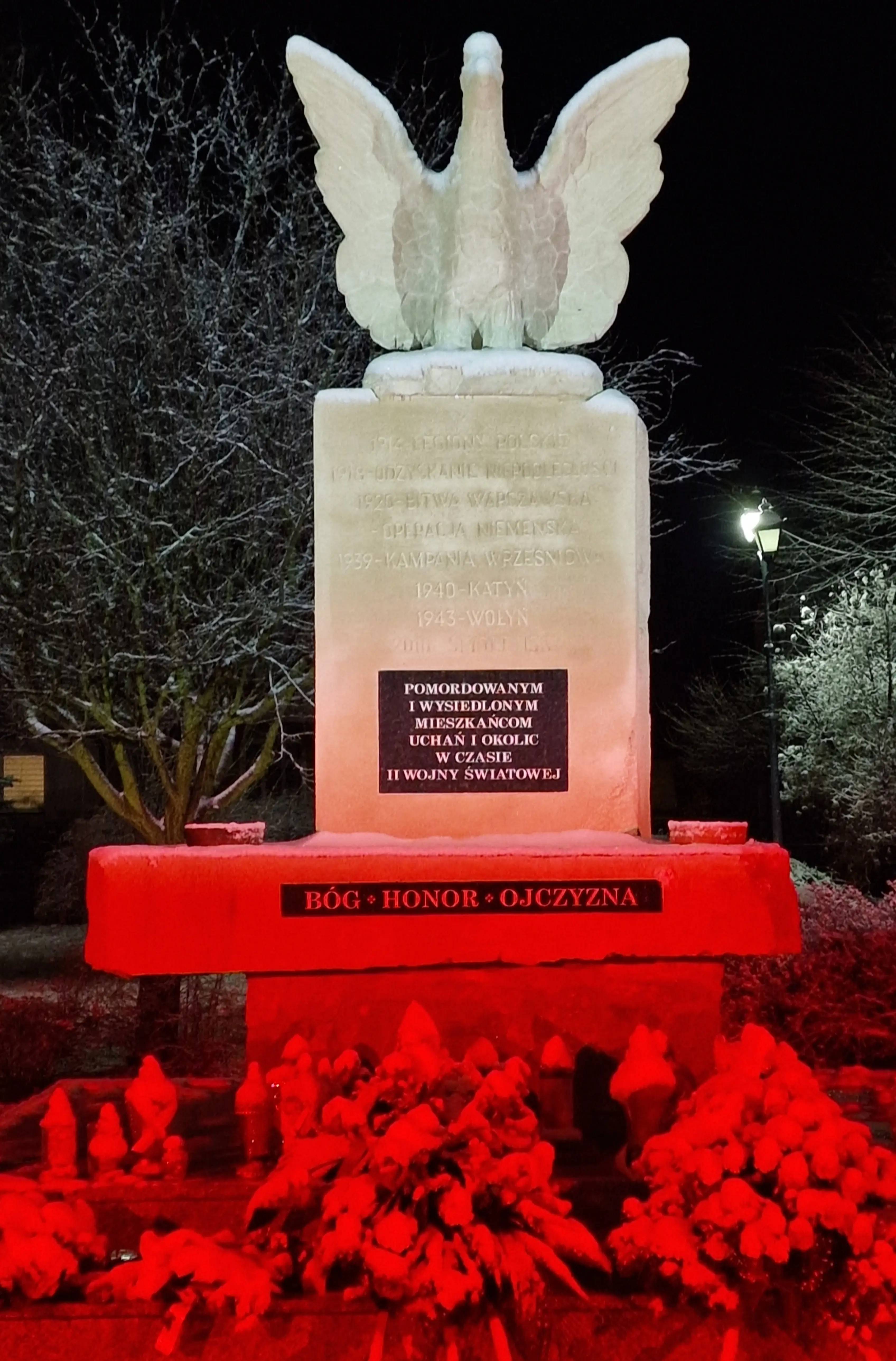 Uchanie. Pomnik oświetlony barwami narodowymi