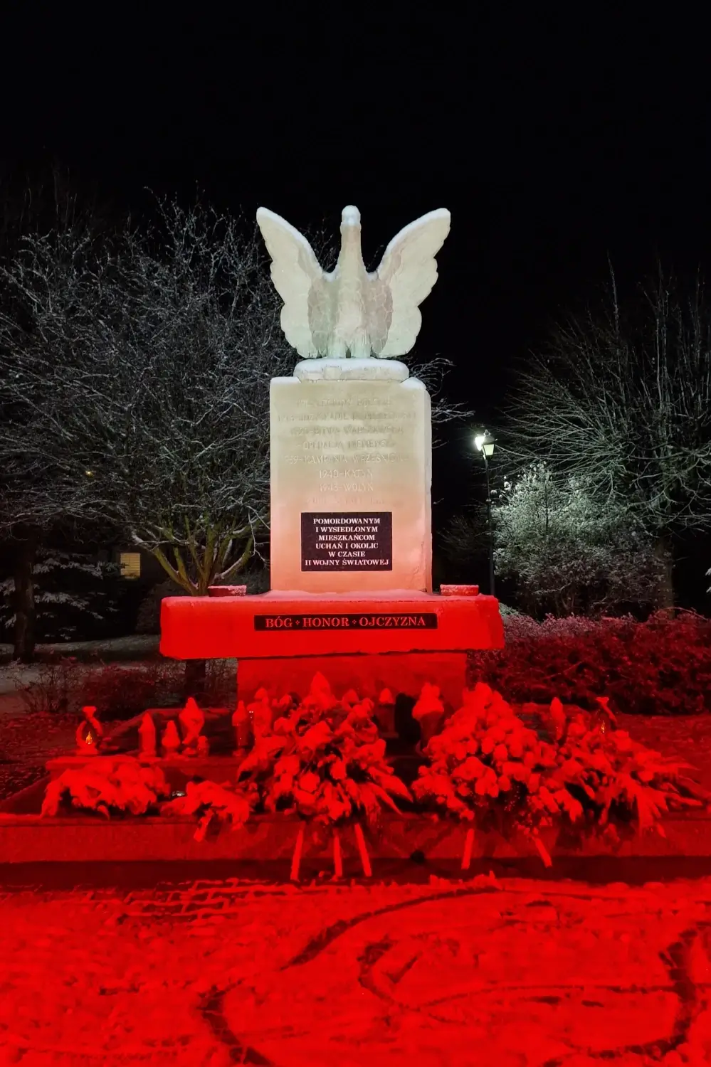 Iluminacja pomnika. Światło biało-czerwone