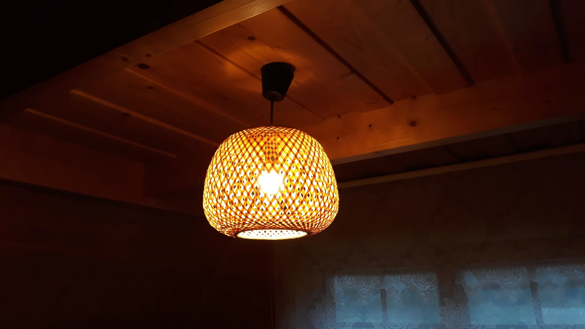 Żarówka LED A60 E27 mleczna świecenie