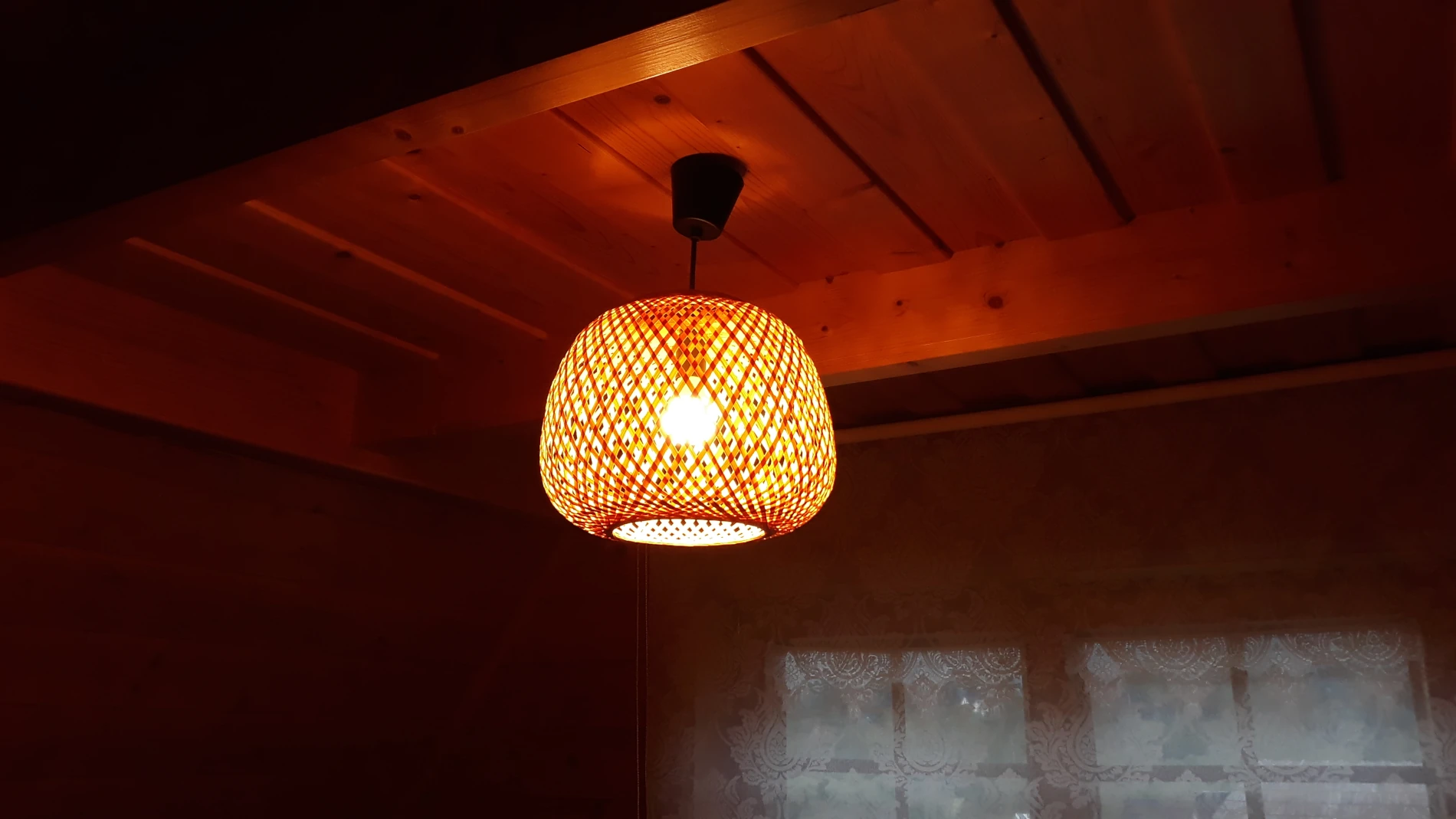 Żarówka LED A60 E27 mleczna. Wytłumione kontrasty