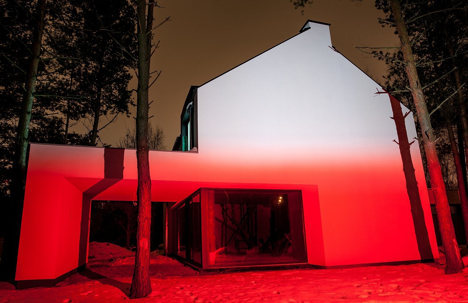 Oświetlenie elewacji budynku światłem biało-czerwonym