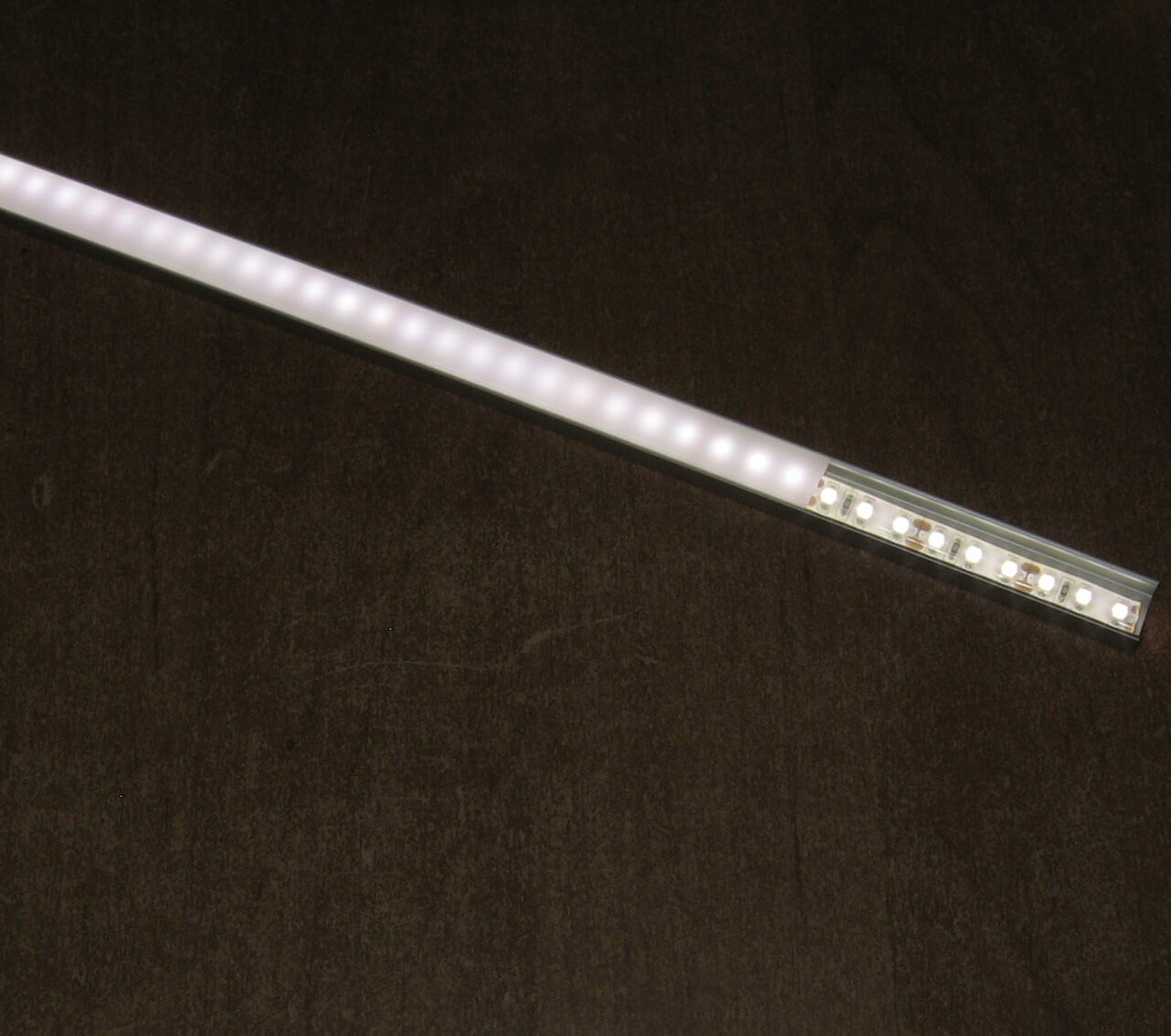 Profil P4-1 z kloszem mlecznym C1. Taśma 3528 9,6W/m. Sekcja cięcia 2,5 cm. Diody widoczne na kloszu